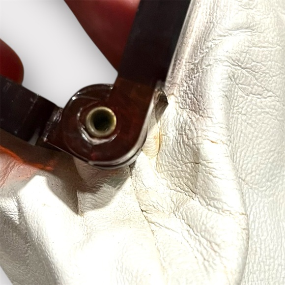 Vintage White Italian Leather Clutch With Tortoiseshell Lucite Kiss-Lock Frame - Picture 11 of 11